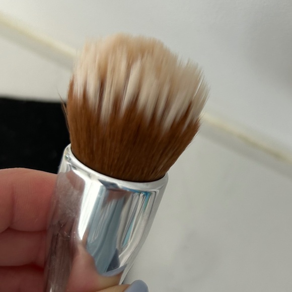 Clinique Foundation Buff Brush - Picture 2 of 2